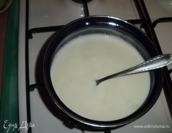 Развести в оставшемся молоке желатин и подогреть на среднем огне до полного растворения.Добавить сахар по вкусу. Также остудить и разлить уже вертикально.