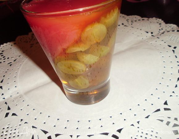 Т.к. молочной смеси на все формочки мне не хватило, я в некоторых использовала  вишнёвый слой. Проводим ту же процедуру, что и с виноградным соком.