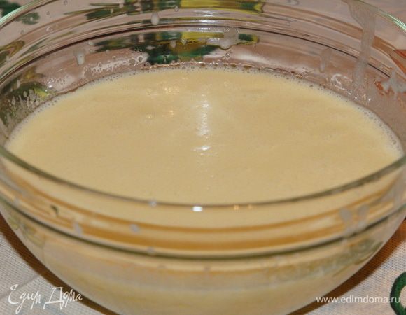 Яйцо, масло и йогурт смешиваем венчиком.