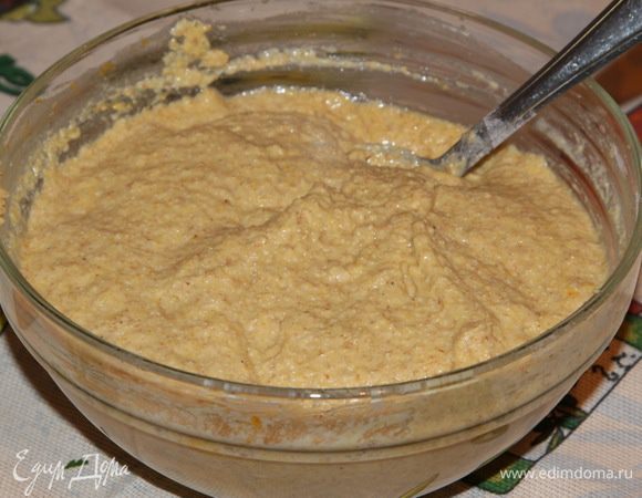 Смешиваем кукурузную муку с мукой грубого помола и высшего сорта, добавляем соду и разрыхлитель. Вливаем жидкую смесь и замешиваем тесто. Должно получиться густое тесто, как на оладьи. 