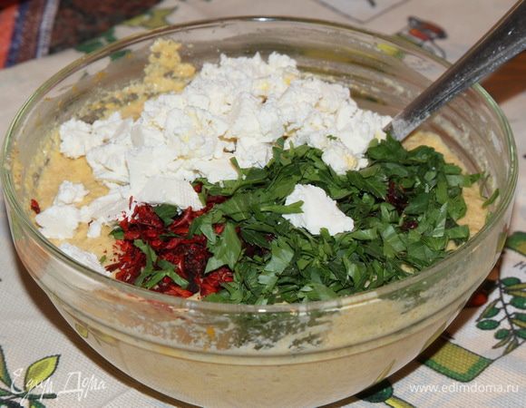 Добавляем наполнители, в моем случае - брынза, кунжут, сушеная паприка лепестками, мелко порезанные вяленые помидоры и петрушка.