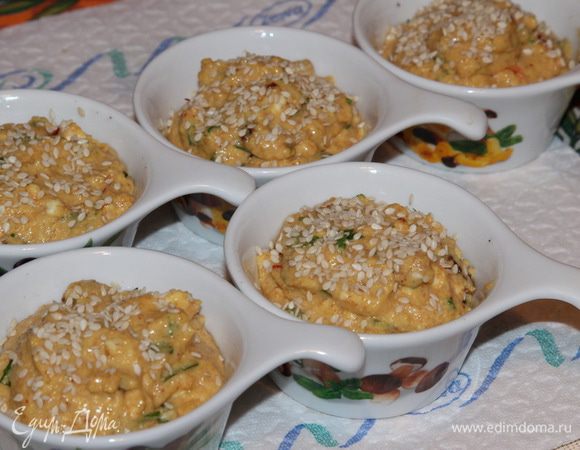 Формочки для выпекания смазываем маслом и заполняем их на 3/4, у меня получалось по 2 чайные ложки. Сверху можно посыпать кунжутом. Духовку разогреваем до 200 градусов и отправляем туда наши кексы.