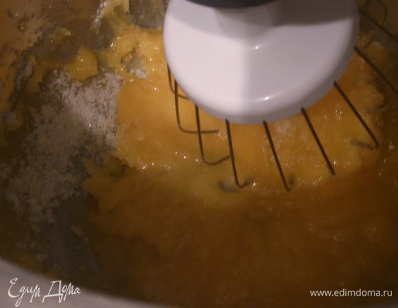 Желтки взбить с сахаром.