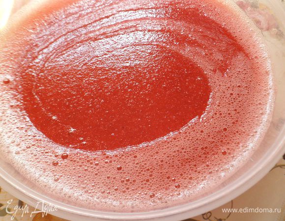 Помытую клубнику измельчаем в блендере (не забыв оставить несколько штук для украшения), добавляем сахар по вкусу. Желатин 9 г разводим по инструкции на пачке и соединяем с клубничным пюре. Отправляем в холод до застывания.
