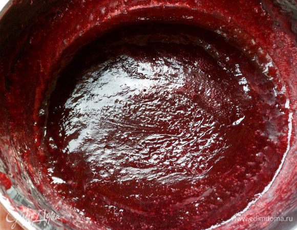 Размороженную ягоду (мaлина, клубника, ежевика, смородина), также измельчаем в блендере, протираем через сито, добавляем сахар по вкусу. Разводим желатин 4 грамма и соединяем с ягодным пюре. Также отправляем в холод до застывания.