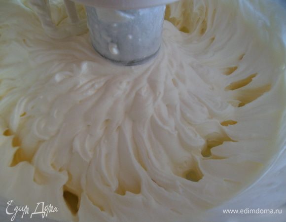 сливки взбиваем с загустителем, добавляя постепенно маскарпоне до пышной однородной массы, добавляем немного сахарной пудры (по вкусу).