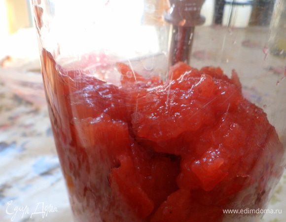 Клубничное желе взбиваем в пышную массу погруженным блендером.
