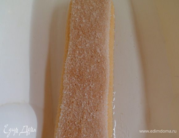 Печенье окунаем в сироп и мгновенно вынимаем.