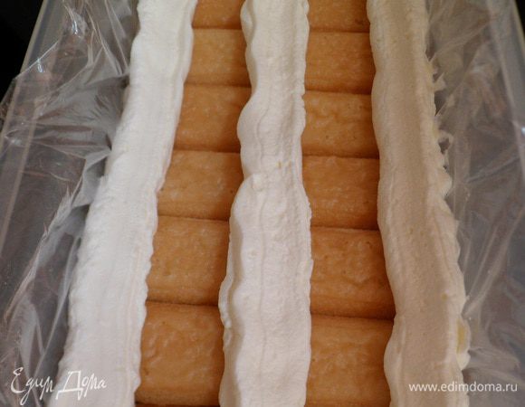 Сливочный крем выдавливаем из кулинарного мешочка или шприца, оставляя 2 бороздки.