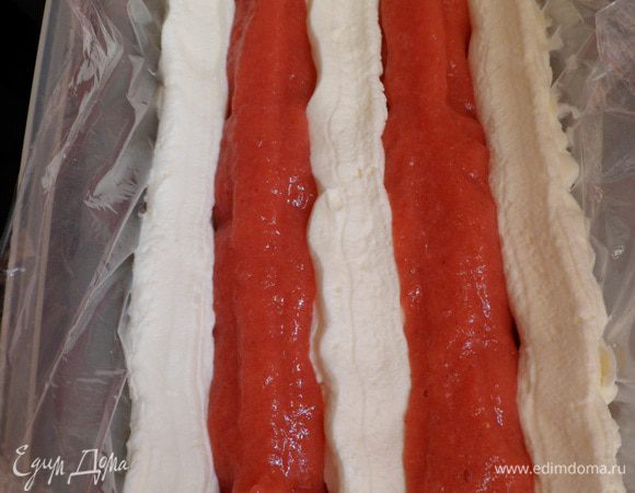 Затем заполняем 2 бороздки клубничным муссом.