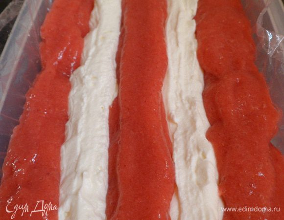 Заполняем пустоты клубничным муссом