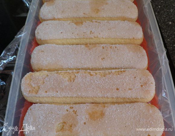 Делаем 3 слой из пропитанного печенья. Затем аккуратно накрываем пищевой пленкой и отправляем в холодильник на пару часов