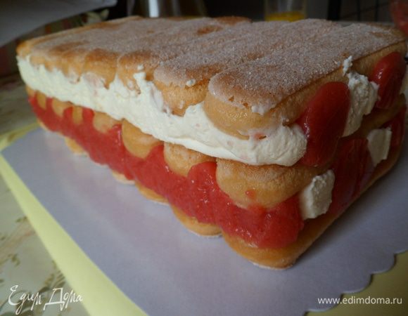 Освобождаем от формы и пленки полуторт.