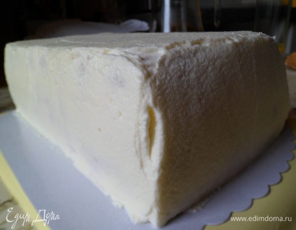 Теперь нам понадобится вторая половина сливочного крема. Обмазываем торт со всех сторон тонким слоем, оставив немного крема для ягодного желе.