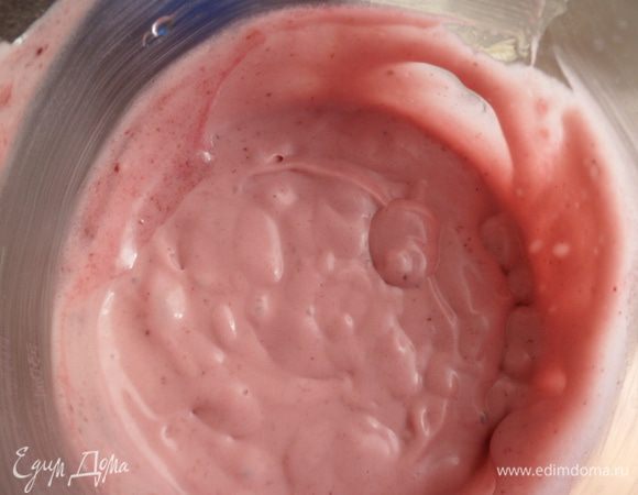 Ягодное желе взбиваем погружным блендером в пышную массу, добавив сливочный крем.
