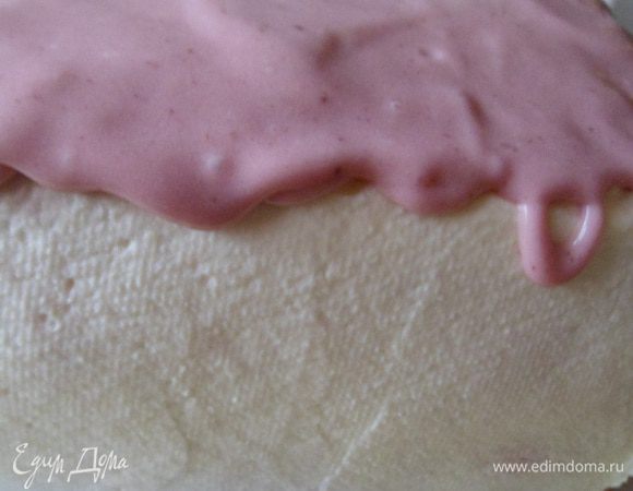 Обмазываем аккуратно торт и отправляем в холод на 30 минут.