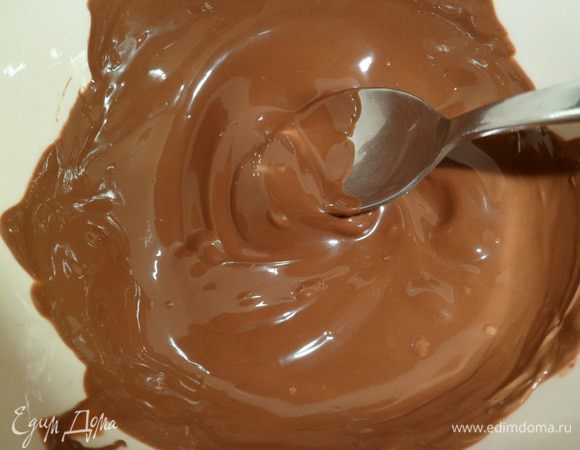 В микроволновой печи топим шоколад, можно добавить немного сливок или воды, чтобы шоколад при застывании не был твердым.