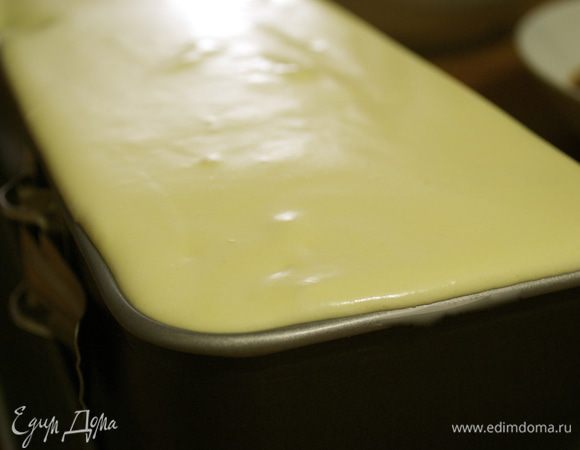 Сверху выкладываем второй слой смоченного в кофейно-пивном сиропе печенья, поменяв направление укладки печенья...., и снова покрываем кремом! Убираем в холодильник на несколько часов, лучше на всю ночь.