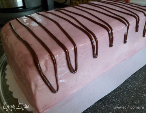 Рисуем шоколадные полоски на торте.