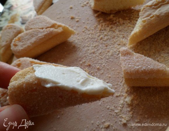 Скрепляем половинки сердечек сливками.