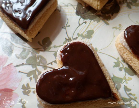 Обмазываем сердечки остатками шоколада.
