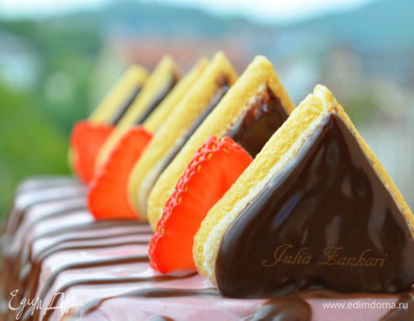 Украшаем сердечками и свежей клубникой торт.