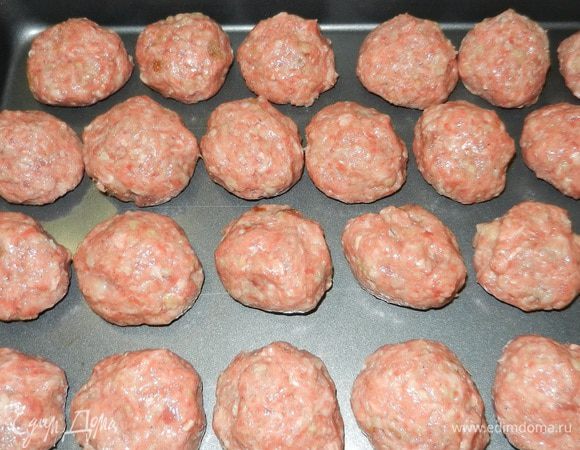 Для фрикаделек: 
Смешать фарш, крошки белого хлеба, соль, перец, яйца (предварительно взбитые вилкой). Сформировать шарики размером около 4 см. Выложить на несмазанный лист для выпечки. 
Выпекать 10-15 минут при темп. 260 С.
