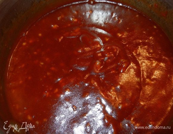 Переместить на чистое глубокое блюдо для запекания (casserole).
Приготовить соус:
Растопить масло (маргарин) на среднем огне, добавить давленный чеснок, протушить до золотистости, но чтобы чеснок не стал коричневым.
Добавить консервированные помидоры-пюре (можно заменить на томат. пасту, разведенную томат. соком или водой). Влить мёд, перемешать.
Отдельно взять и хорошо перемешать соевый соус с крахмалом, ввести в томатную смесь. Вскипятить, постоянно помешивая, пока масса не загустеет.
Получается 2 1/4 ст (550 мл) соуса.