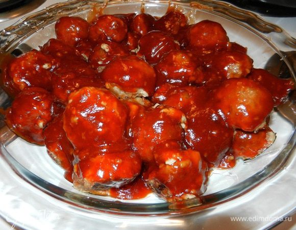 Фрикадельки полить готовым соусом. 