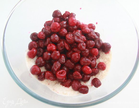 Добавить вишню (размороженную в течение часа).