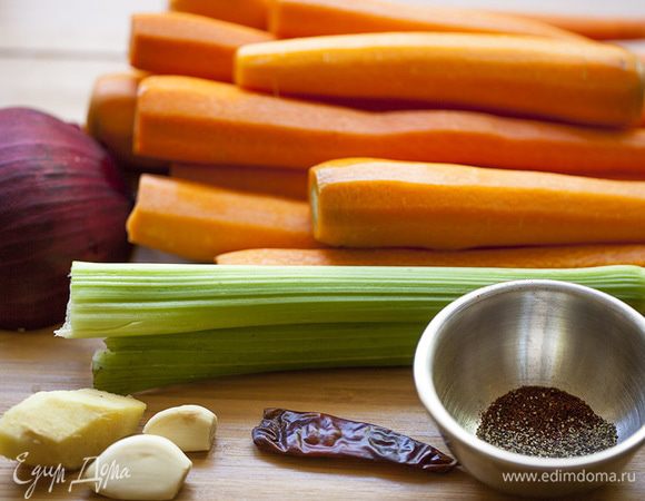 Измельчаем чеснок и имбирь, сельдерей и лук нарезаем небольшими кусочками и припускаем в кастрюле добавив 2 столовые ложки оливкового и чайную ложку кунжутного масла в течение 4 минут. 