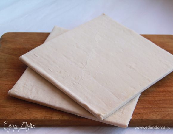 Тесто вынуть из морозилки, оставить размораживаться. Аналогично с вишней.