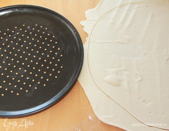 Тесто разделить на две неравные части. Раскатать большую часть и выложить в форму. Лучше с высокими бортиками, чтобы начинка не вытекла)))