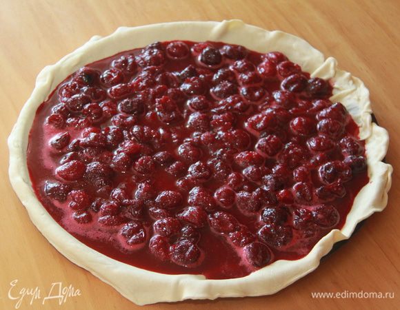 Выложить на тесто начинку.