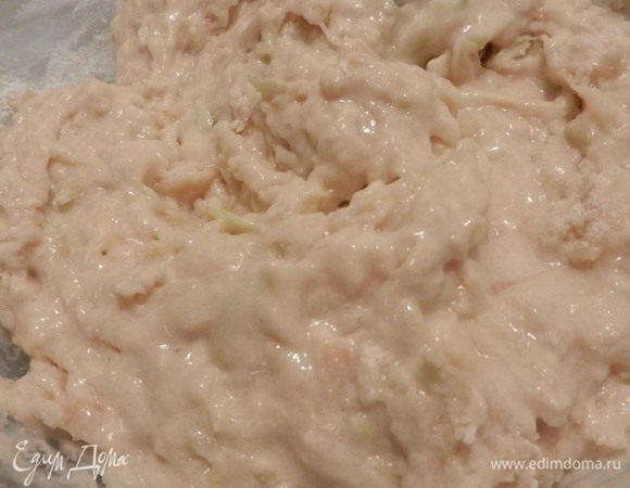 Взбить 1 яйцо вилкой, добавить 2/3 ст. молока и 1/4 ст. растит. масла. Перемешать. Добавить  очищенные и натёртые яблоки (2-3 шт.). Хорошо перемешать.
Остальную муку (1 1/2 ст.), 1/2 ст. белого сахара , 1 ст.л. разрыхлителя и 1/2 ч.л. соли перемешать. Добавить к яблочной массе.