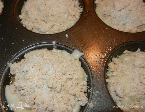 Форму для 12 кексов смазать маслом или взбрызнуть спреем для выпечки. Заполнить на 3/4. Присыпку равномерно распределить сверху.
Выпекать при темп. 205 С, 15-20 минут, должны стать золотистыми. (Проверяйте зубочисткой. У меня с виду были сыроватые, но уже пропеченные, на зубочистке не оставалось следов, получились такие себе желтенькие вкусняшки). 