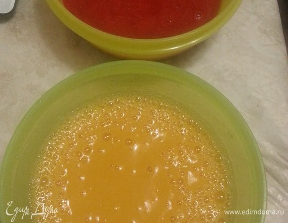 Оставляем 1 половинку персика для украшения, остальные с небольшим количеством сиропа превращаем в пюре.