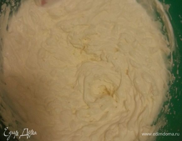 Взбиваем сливки с сахарной пудрой, маскарпоне разминаем вилкой и добавляем к сливкам, взбиваем немного.
