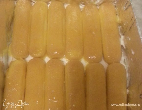 Второй слой окунаем в персиковое пюре, выкладываем поверх крема на блюдо. Сверху - остатки крема. Убираем на ночь в холодильник.