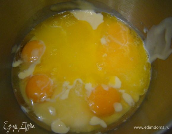 Смешать яйца, масло, сгущенку.