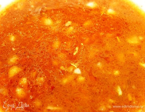 Приготовить маринад: натереть цедру апельсина, отжать из него сок, измельчить чеснок, добавить горчицу, масло, соль, сахар, перец....все перемешать.