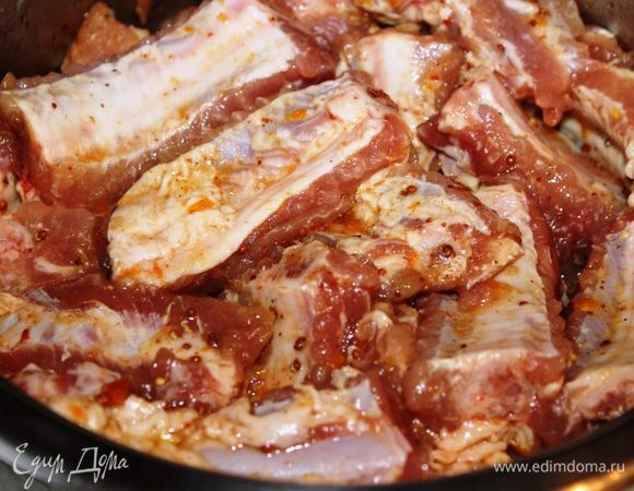 Пласт свиных ребер освободить от лишнего жира, промыть, разрезать по ребрышкам и немного обсушить. Залить маринадом, накрыть пленкой и оставить мариноваться часа на 2 (у меня они обычно выстаиваются целую ночь в холодильнике, но вполне достаточно и двух часов).