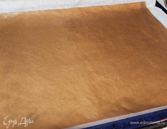 На противень выложить пергаментную бумагу, на нее многоразовый коврик для запекания (отличная вещь из перечня товаров от Юлии Высоцкой). Духовой шкаф предварительно разогреть до температуры 230 градусов.