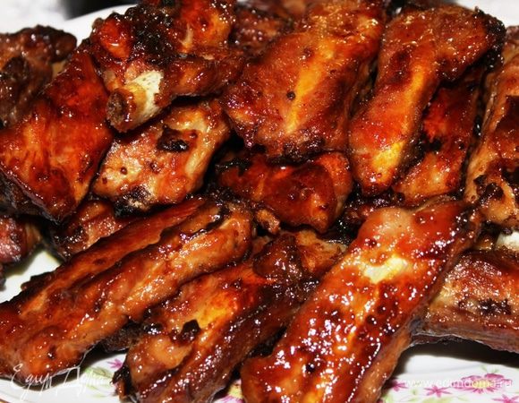 При запекании образуется медовая карамель, ребрышки хорошо подрумяниваются. Их следует перемешать (прямо на противне, чтобы они еще раз впитали в себя медовую карамель) и выложить на сервировочное блюдо. Вкуснятина! Пальчики оближешь!