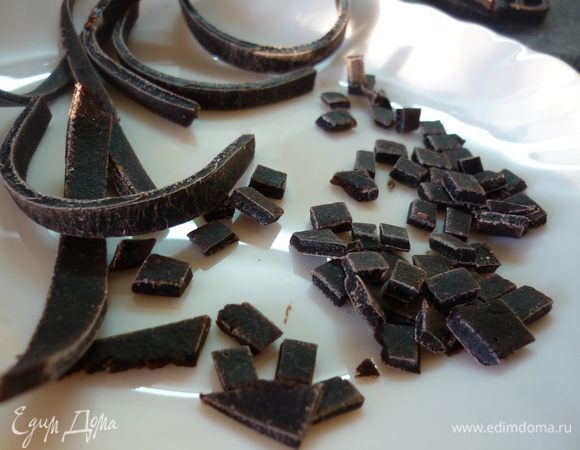 Виноград промыть, немного просушить. Я сок выжимаю через соковыжималку обычную электрическую. Бросаю в загрузочное отверстие прямо кисти. тут главное - быстро прикрыть это отверстие толкателем, иначе фонтан из косточек вам обеспечен. Если есть возможность, то производить всю процедуру на открытом воздухе. так будет меньше уборки. Моя умная помощница сама отделяет и выплевывает кисточки и косточки, а сок сливает в стакан. И если там будет немного мякоти, так это хорошо. 