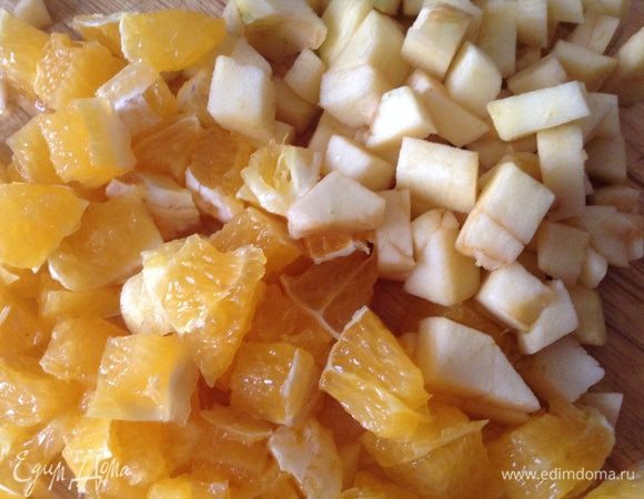 Апельсин и яблоко очистить, порезать на небольшие кубики.