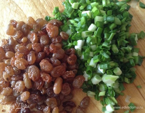 Изюм замочить на несколько минут, лук порезать.