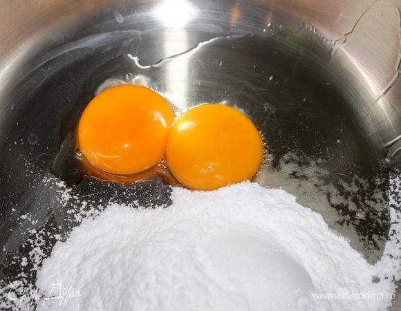 Для крема: желтки куриных яиц взбить с сахарной пудрой и ликером.