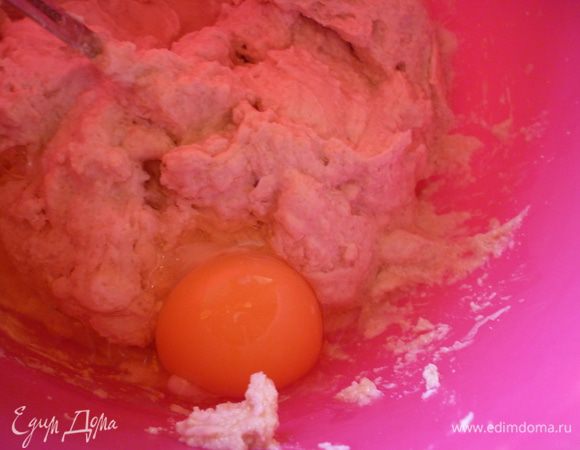 Добавляем яйцо. Но не взбивая, а просто перемешивая, чтоб готовый десерт был кремом, а не пузырчатой запеканкой. Крахмал вмешиваем, ванильный и белый сахар вмешиваем.