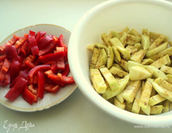 Баклажан почистить от кожицы и порезать брусочками по 4 см в длину, посолить и оставить на 15 минут, что бы выделился горький сок.  Перцы очистить и нарезать полосками в длину как и баклажан. 
